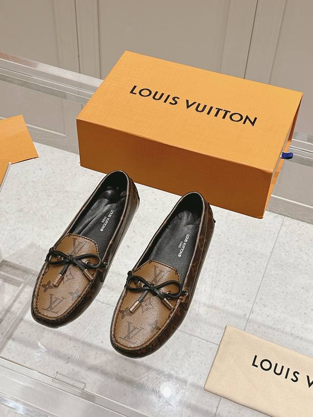 高版 Louis Vuitton 路易威登 Lv豆豆鞋；乐福鞋；平底鞋；开车鞋 鞋面采用牛漆皮；牛皮；老花皮；全皮包裹，纯手工缝纫鞋面，Lv微章钢印标识点缀 内